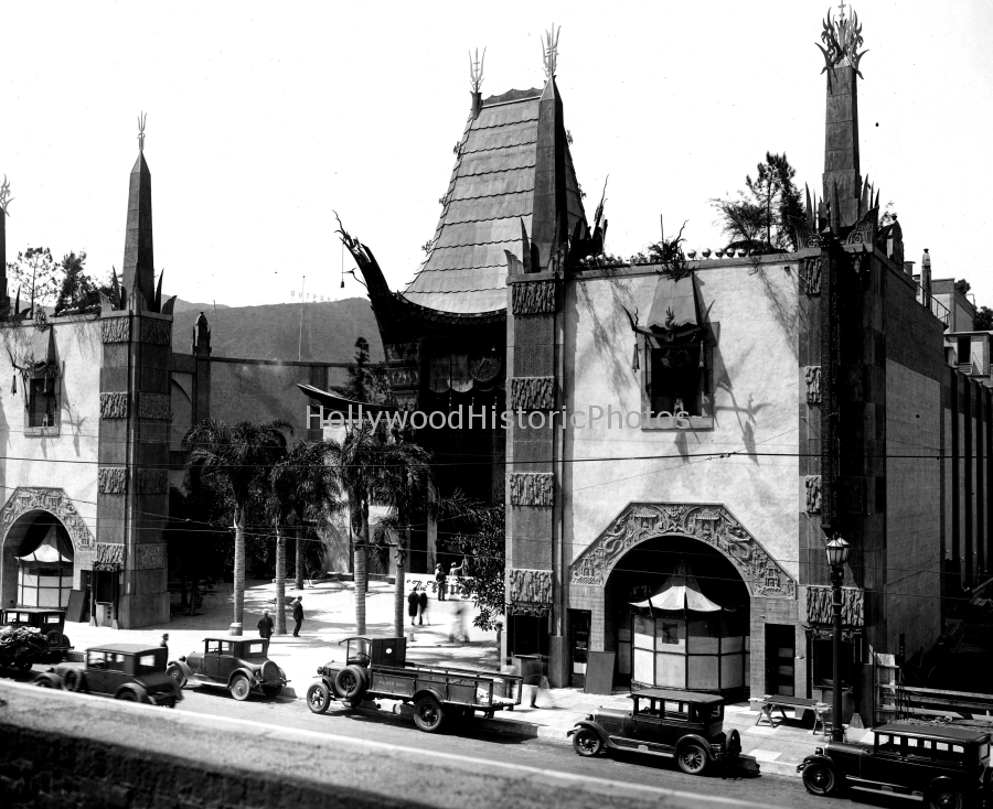 Graumans Chinese Theatre 1927 King of Kings 6925 Hollywood.jpg